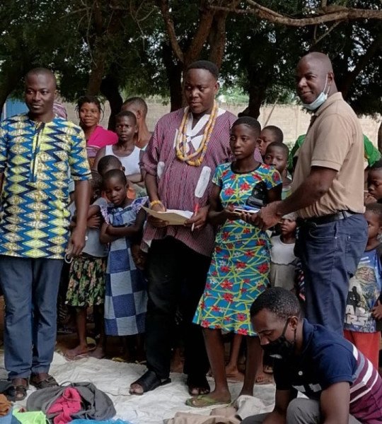 Kokou Zanutey Agbetsiafa bei einer Spendenübergabe in Togo