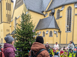 Vor der Josefskirche wird der erste Baum geschmückt und gesungen